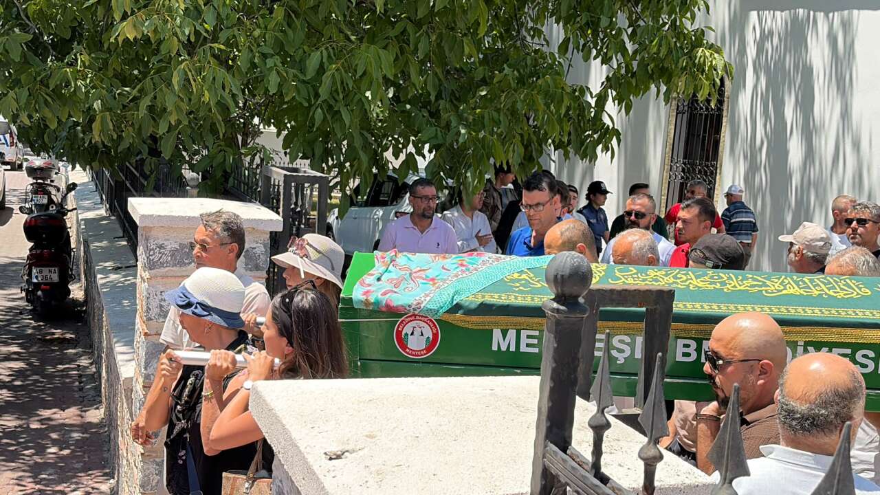 Muğla’da Hayatını Kaybeden Sevil Işıktekin Son Yolculuğuna Uğurlandı: Tabutunu Kadınlar Omuzladı 1